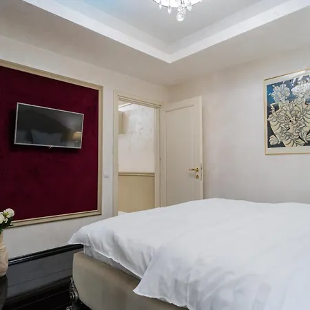 Mall - Elegant Residences Apartment *
